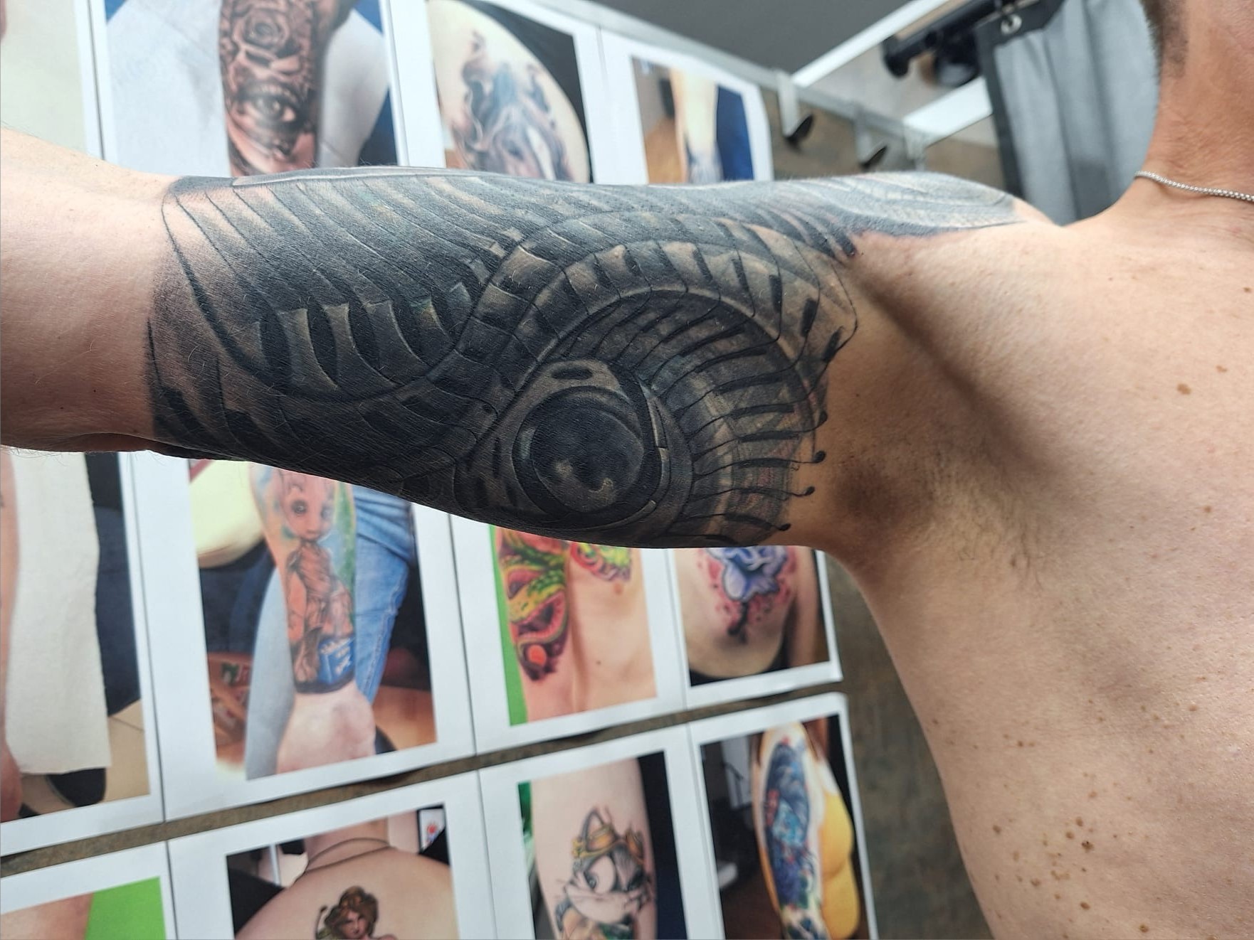 Biomechanisch Tattoo von Tibor