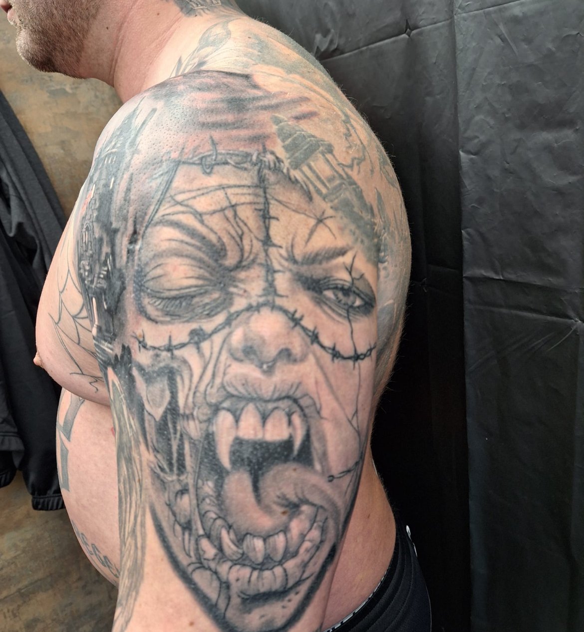 Biomechanisch Tattoo von Tibor